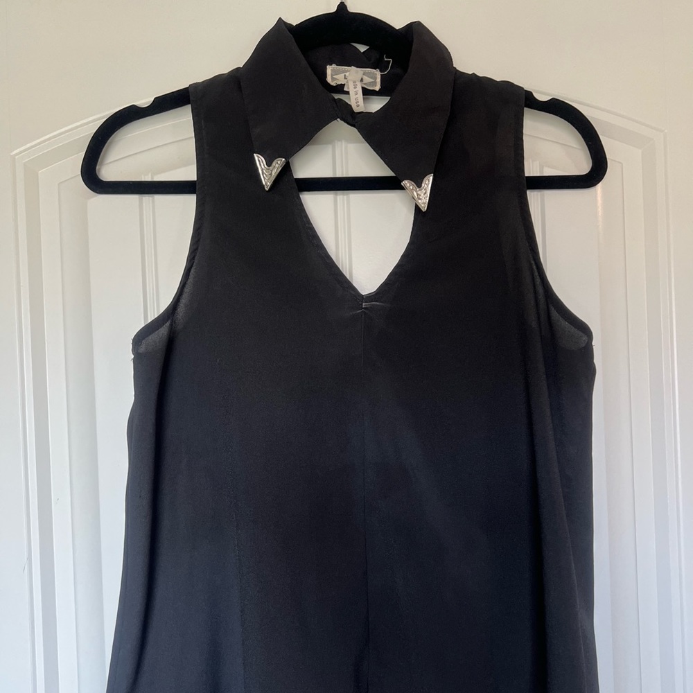 Kirra Size Small Sleeveless Top in Black with Statement Collar